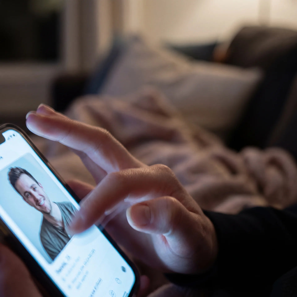Eye-tracking heatmap on a Tinder profile showing focus on photo, not bio